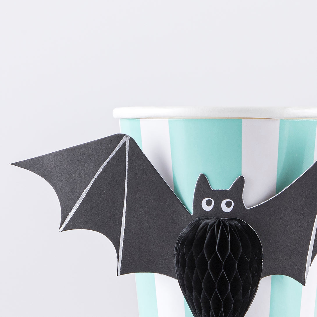 Our 3D paper cups with ghosts, bats, spiders and pumpkins are perfect to add to your Halloween party supplies.