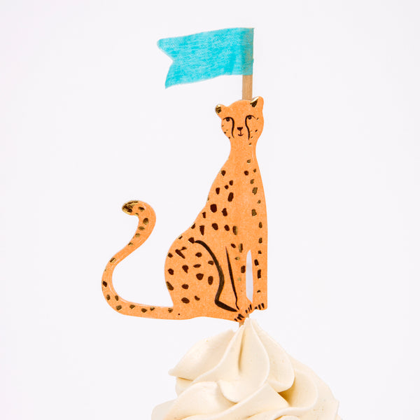 This cupcake kit, with safari animal cake toppers and striped cupcake cases, is perfect for a safari party. Image4