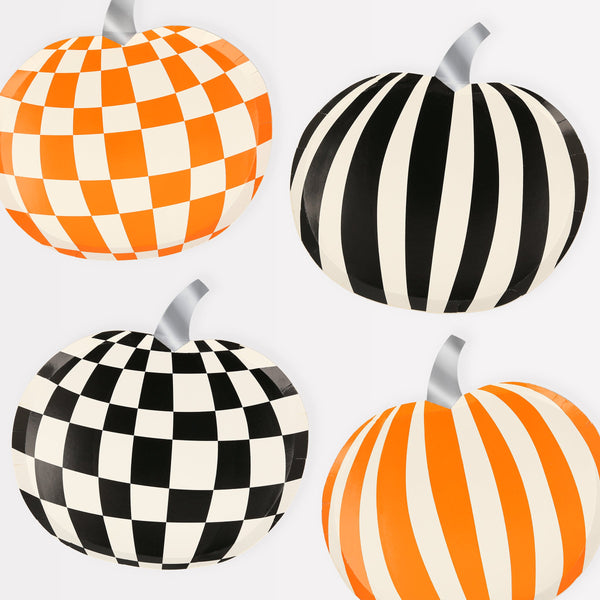 Our party plates, designed to look like pumpkins in retro colors, are perfect as Halloween table decorations.