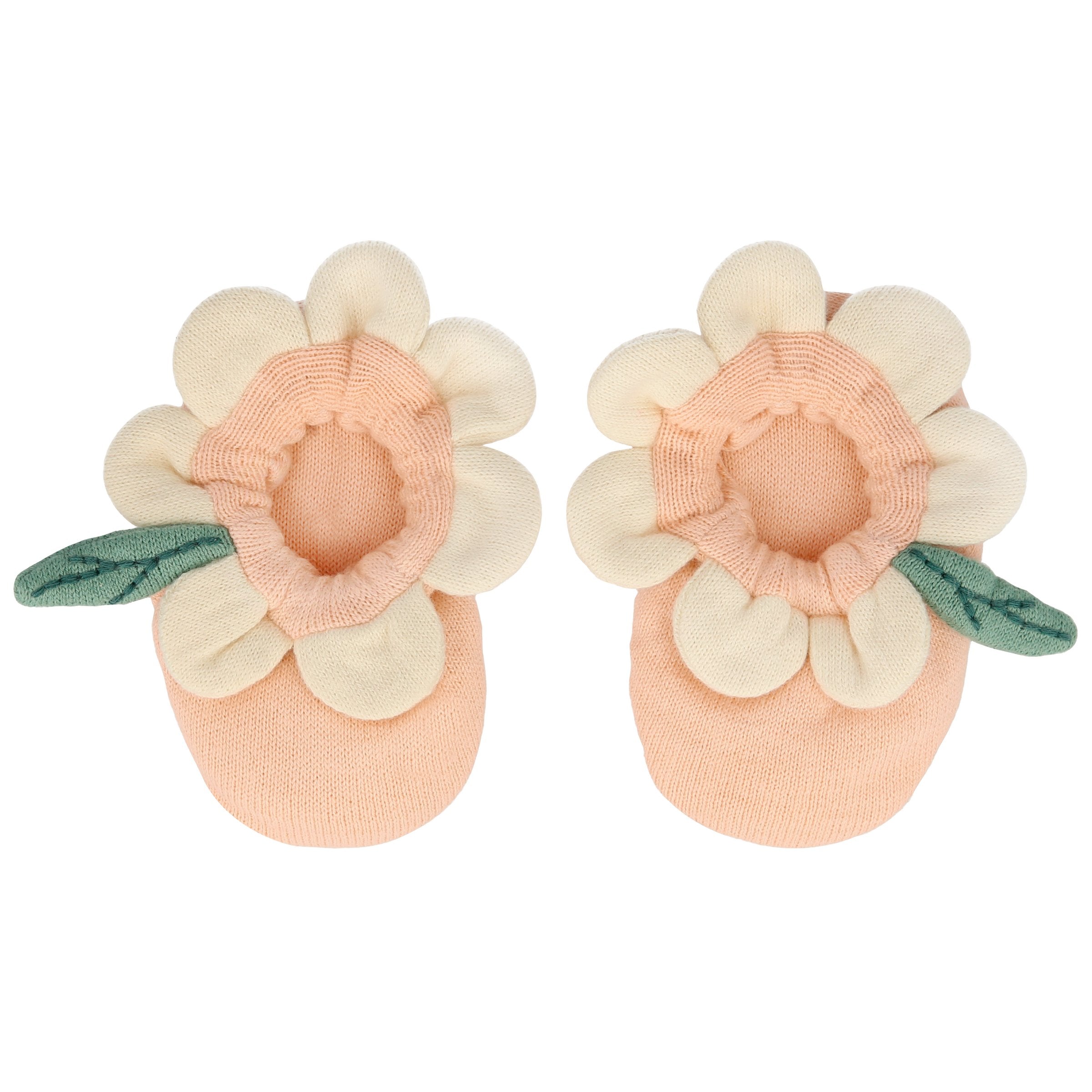 These peach daisy baby booties are crafted from knitted organic cotton, with a peach inner, and cream petal and green leaf detail.